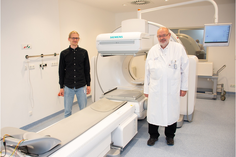 KI-Forschung für die medizinische Bildgebung am HDZ NRW: Dr. Tamino Huxohl (l.) und Institutsdirektor Prof. Dr. Wolfgang Burchert