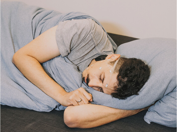 Das Fraunhofer IDMT in Oldenburg will im Forschungsverbund »Sleep-Neuro-Path« sein mobiles EEG-System für ein Schlafmonitoring in häuslicher Umgebung einsetzen, um die Untersuchung neurophysiologischer Schlafmerkmale von Betroffenen zu unterstützen.