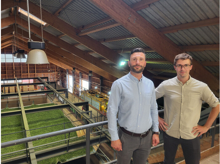 Vincent Kalchschmid (rechts) und Stefan Roth besichtigen das Hopfenzentrum Johann Brenner in der Hallertau.