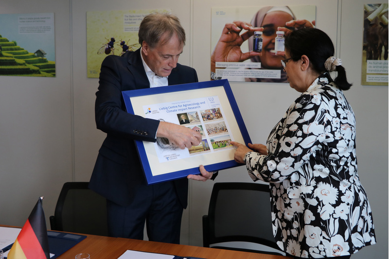 Prof. Dr. Christoph Müller, Institut für Pflanzenökologie der JLU (l.) und Najat Mokhtar, Deputy Director General and Head of the Department of Nuclear Sciences and Applications, tauschen sich in Wien über die gemeinsamen Forschungsarbeiten aus.